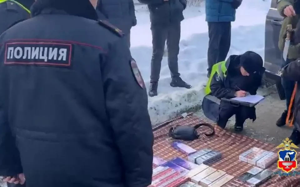 Полицейские изъяли арсенал оружия у торговца поддельным алкоголем в Новоалтайске