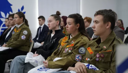 Алтайские единороссы встретились со студентами и мотивировали их к лидерству