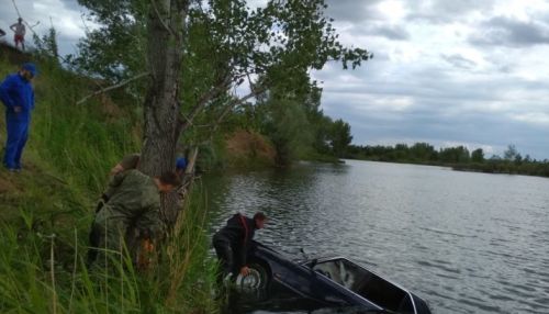 Угнанный BMW неделю пролежал в озере на Алтае: как прошла спасательная операция