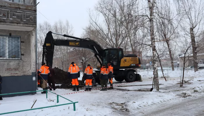 Сразу несколько коммунальных аварий устраняют в Барнауле: подробности