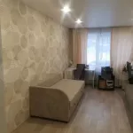 Трешку с погребом продают в панельном доме старой застройки в центре Барнаула