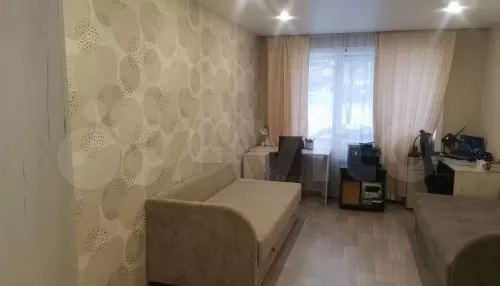 Трешку с погребом продают в панельном доме старой застройки в центре Барнаула