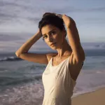 Равшана Куркова показала свой расслабленный отдых в купальнике без макияжа. Фото