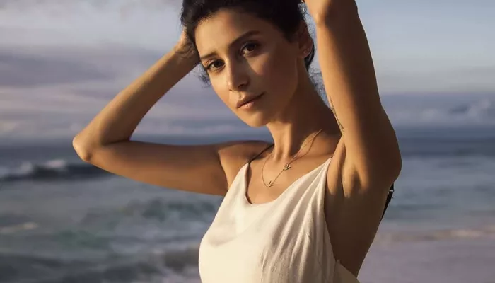 Равшана Куркова показала свой расслабленный отдых в купальнике без макияжа. Фото