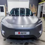 Матовый электрокар с автопилотом и красивыми номерами продают в Барнауле. Фото