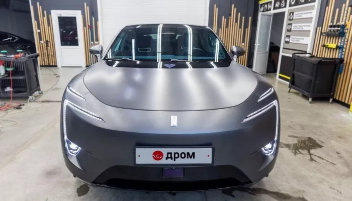 Матовый электрокар с автопилотом и красивыми номерами продают в Барнауле. Фото