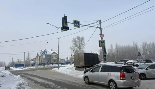 В Барнауле установили новый светофор на аварийном участке