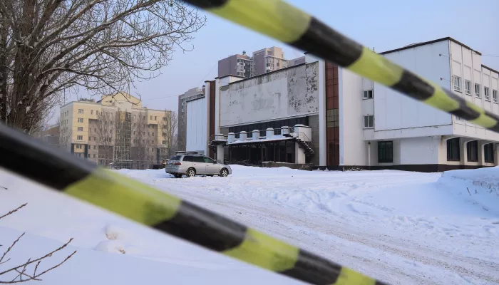 Экофрендли забор и вынос конструкций: как в центре Барнаула разбирают бывший Колизей