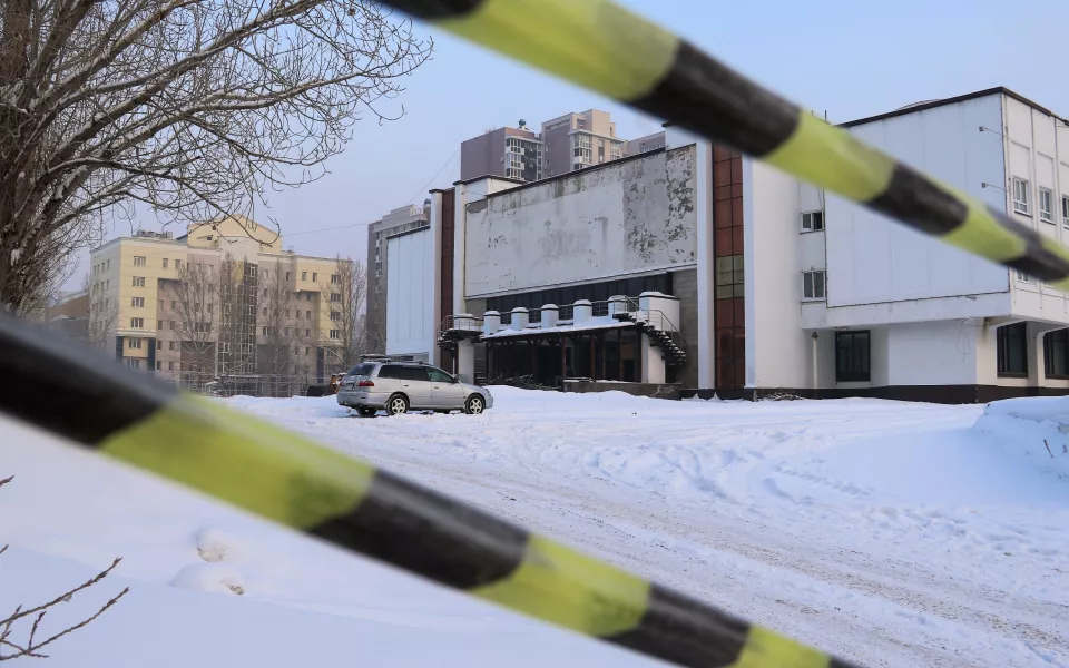 Экофрендли забор и вынос конструкций: как в центре Барнаула разбирают бывший Колизей