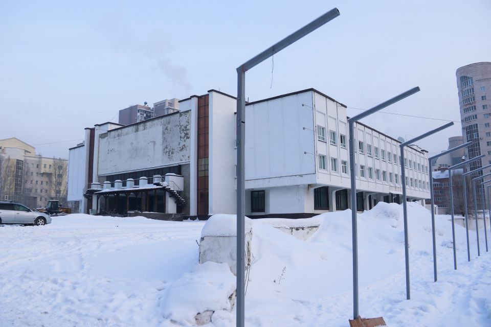 Территория со зданием бывшего "Колизея"