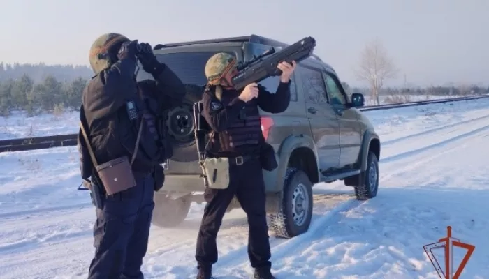 Силовики в Алтайском крае потренировались сбивать БПЛА антидроновым оружием