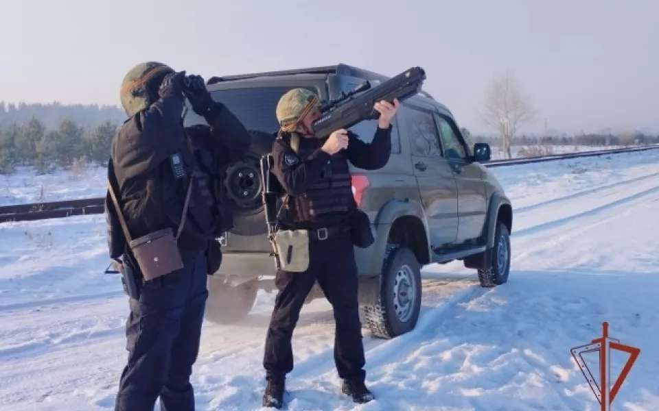 Силовики в Алтайском крае потренировались сбивать БПЛА антидроновым оружием