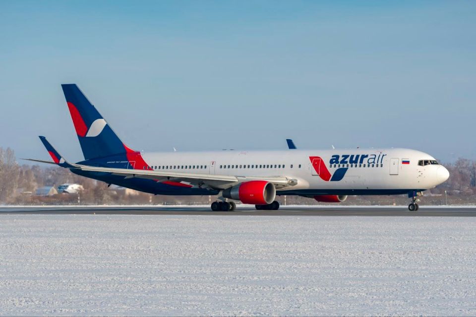 Самолет AZUR air