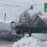 Автомобиль сбил пешехода и улетел в ограждение в Барнауле