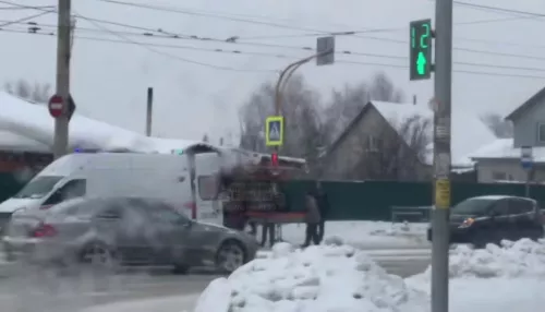 Автомобиль сбил пешехода и улетел в ограждение в Барнауле