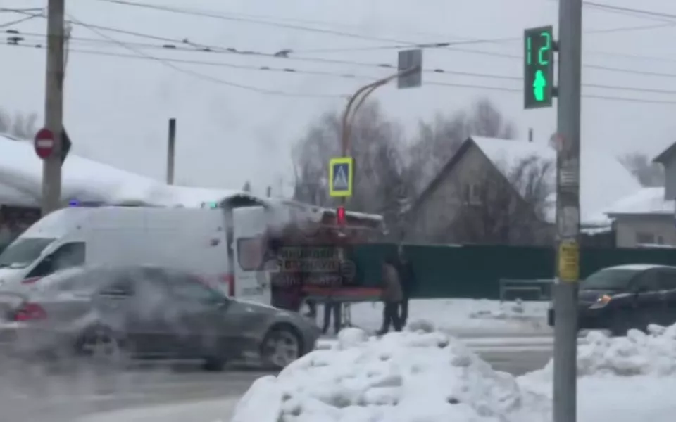 Автомобиль сбил пешехода и улетел в ограждение в Барнауле