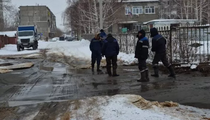 Два десятка домов в Бийске отключили от воды из-за порыва трубы