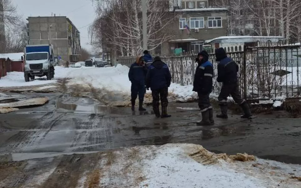 Два десятка домов в Бийске отключили от воды из-за порыва трубы