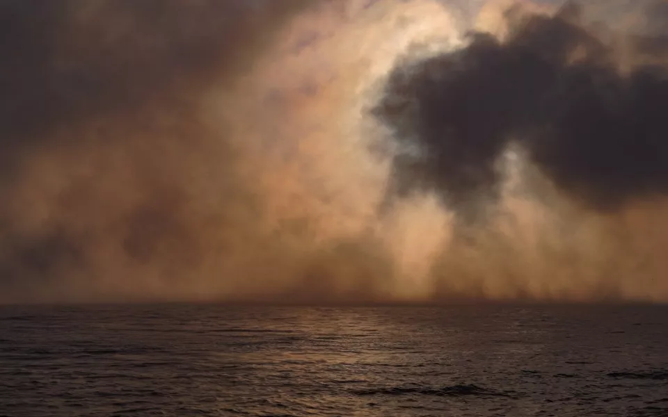 Телецкое озеро устроило мрачное туманное представление. Завораживающие фото