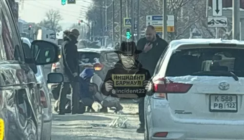 Автомобиль сбил женщину на переходе недалеко от ТРЦ Galaxy в Барнауле