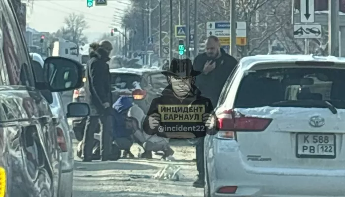 Автомобиль сбил женщину на переходе недалеко от ТРЦ Galaxy в Барнауле