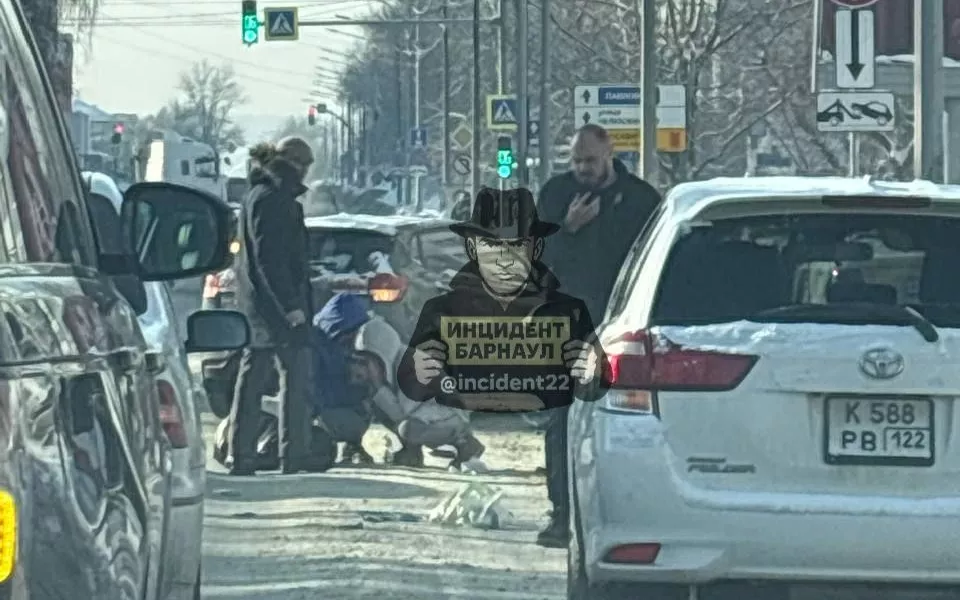 Автомобиль сбил женщину на переходе недалеко от ТРЦ Galaxy в Барнауле