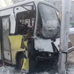 Автобус ПАЗ врезался в столб в центре Барнаула. Фото ДТП