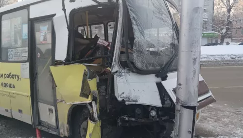 Автобус ПАЗ врезался в столб в центре Барнаула. Фото ДТП