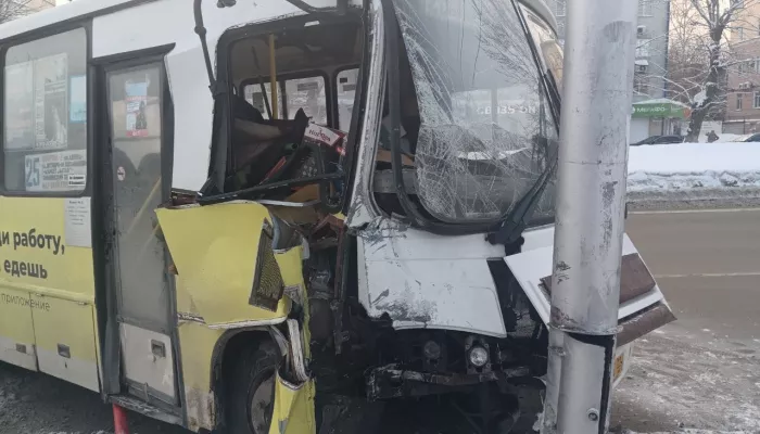 Автобус ПАЗ врезался в столб в центре Барнаула. Фото ДТП
