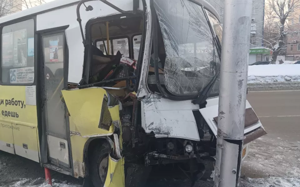 Автобус ПАЗ врезался в столб в центре Барнаула. Фото ДТП