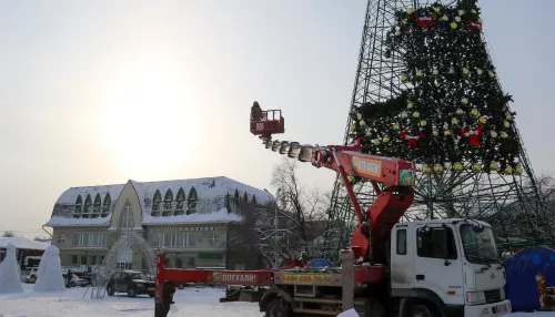 На площади Свободы начали разбирать главный новогодний городок Барнаула. Фото