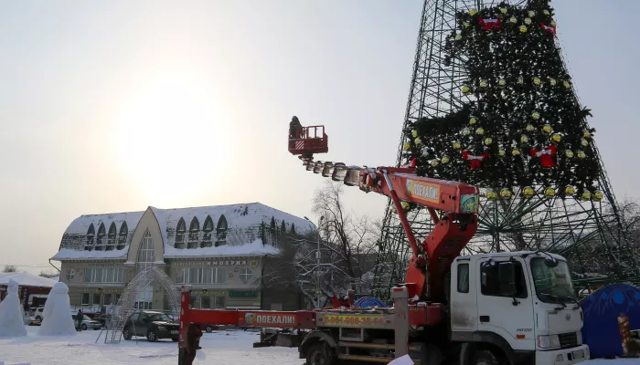 На площади Свободы начали разбрать главный новогодний городок Барнаула. Фото