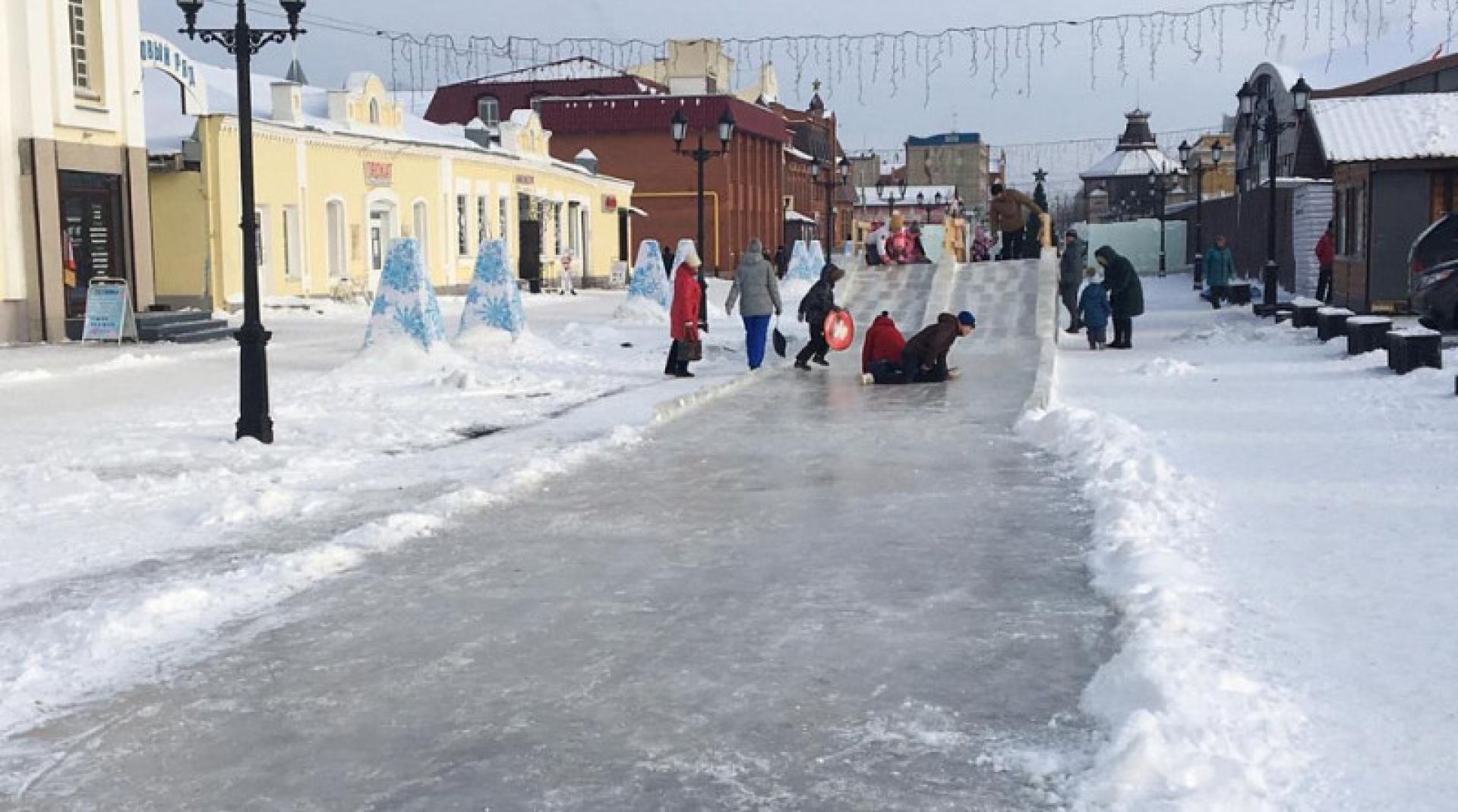 Барнаул декабрь. Мало-Тобольская Барнаул снежный городок. Снежный городок Барнаул МАЛОТОБОЛЬСКАЯ. Ул МАЛОТОБОЛЬСКАЯ В Барнауле снежный городок. Снежный городок на мало Тобольской.