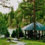 Уединенную базу отдыха на берегу реки продают за 250 млн рублей в Горном Алтае. Фото