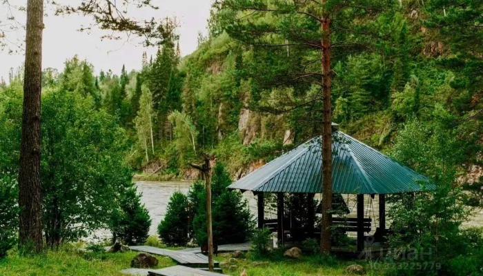 Уединенную базу отдыха на берегу реки продают за 250 млн рублей в Горном Алтае. Фото