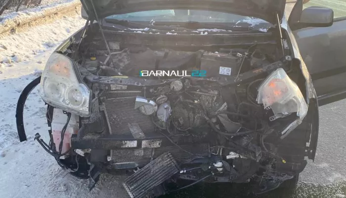 Колесо отвалилось от КАМАЗа и протаранило автомобиль в Барнауле