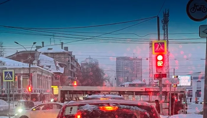 Утро в Барнауле началось с пробок и аварии в центре города