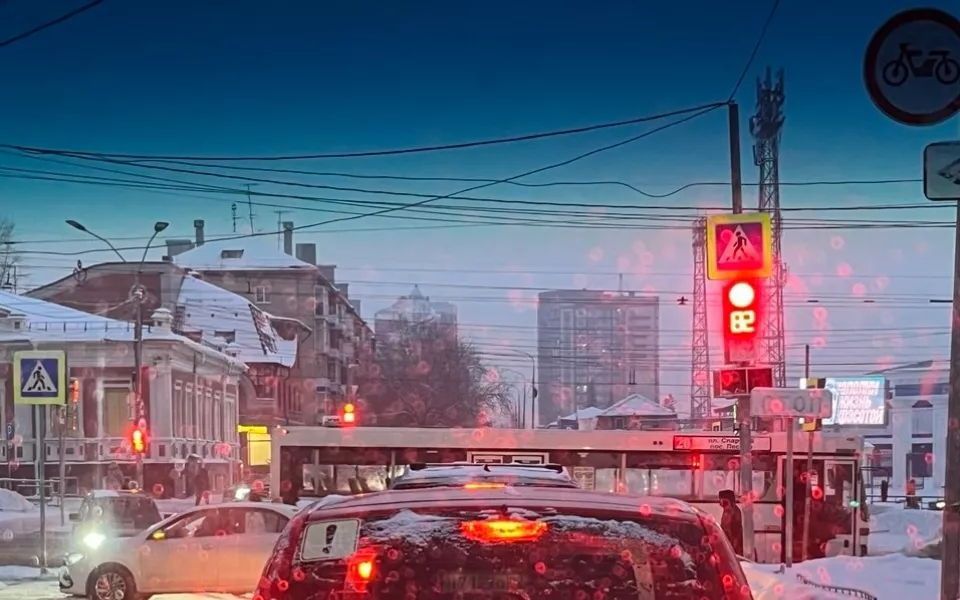 Утро в Барнауле началось с пробок и аварии в центре города