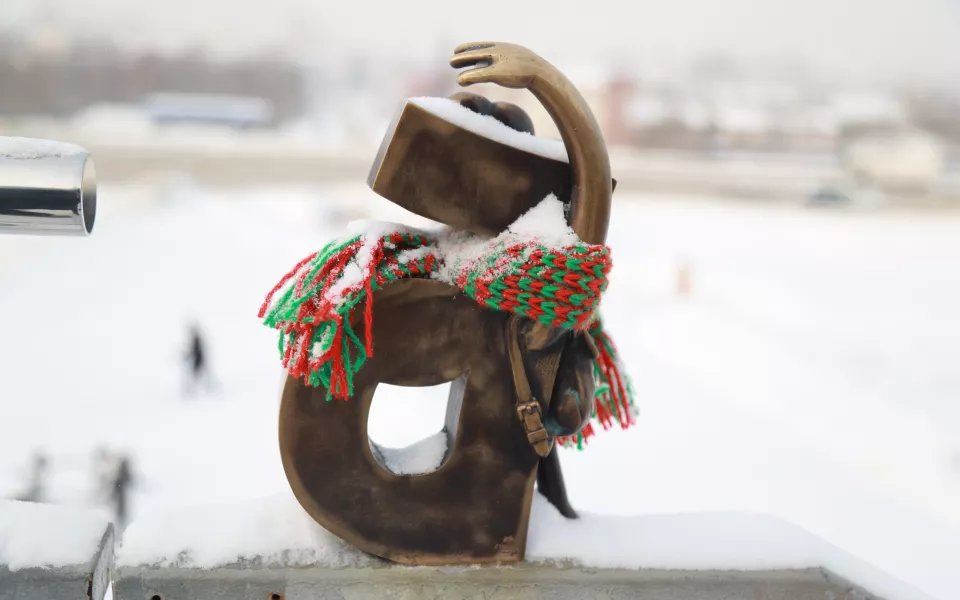 Утеплились: бронзовые арт-объекты в центре Барнаула укутали в милые шарфики