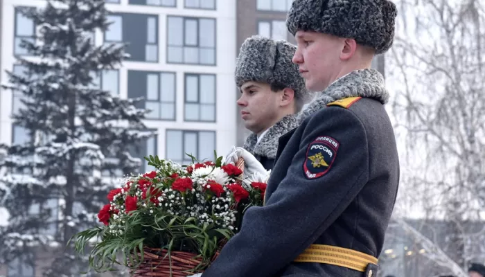В Барнауле возложили цветы к Мемориалу Славы в День полного снятия блокады Ленинграда