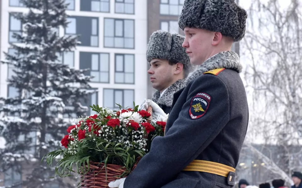 В Барнауле возложили цветы к Мемориалу Славы в День полного снятия блокады Ленинграда