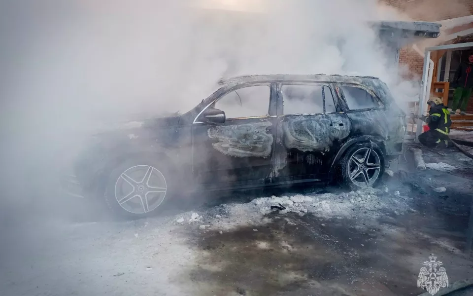 В Омске эксперт по пожарной безопасности случайно спалил иномарку за 10 млн рублей