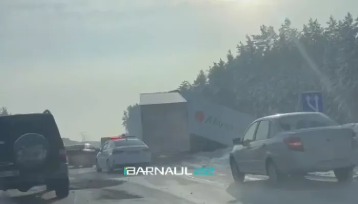 Массовое ДТП с грузовиком на алтайской трассе унесло жизнь 21-летнего водителя