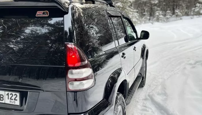 Черный Land Cruiser в полиуретановой пленке продают за 2,1 млн в Барнауле. Фото