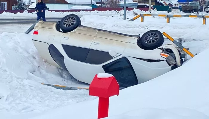 В Республике Алтай Toyota перевернулась в канаву и снесла ограждение. Видео