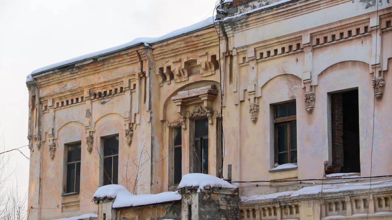 Классика и яркие пилястры: какой станет историческая богадельня в Барнауле. Рендеры