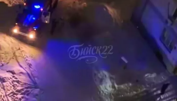 В бийской многоэтажке разорвало мусоропровод. Фото