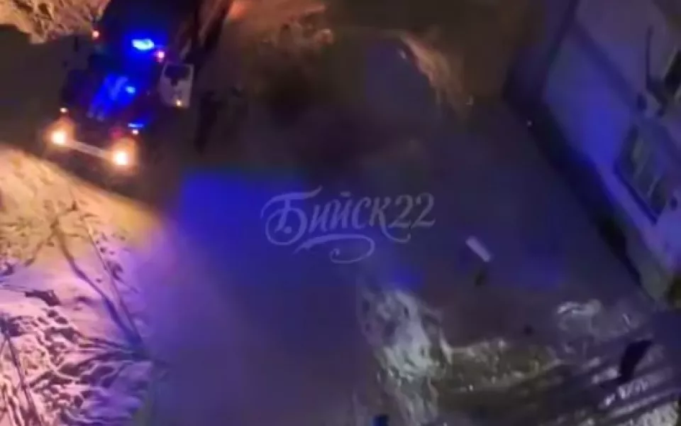 В бийской многоэтажке разорвало мусоропровод. Фото