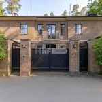 Стивен Сигал продает свой роскошный особняк на Рублевке за 700 млн рублей. Фото