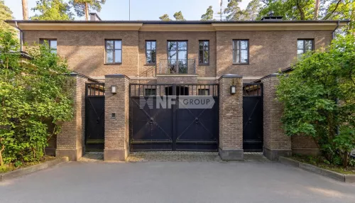 Стивен Сигал продает свой роскошный особняк на Рублевке за 700 млн рублей. Фото